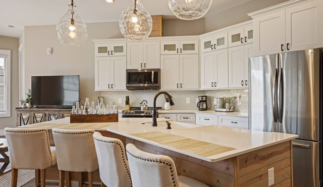 Heart of Downtown-Condo with Balcony- Amazing Views- Walk to Everything!