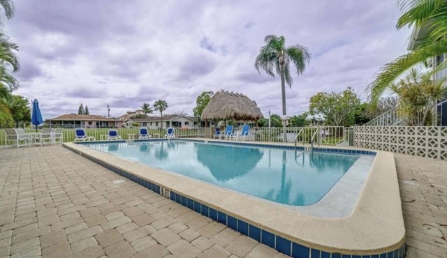 Heart of Downtown Condo-5 min drive to beach, Canalfront with 24hr boat dock