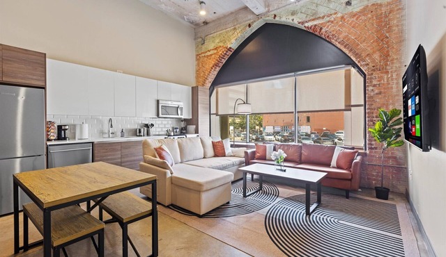 Heart of Downtown Dallas: 2BR/2BR
