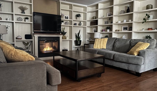 Heart of downtown w/private backyard. Walk to Elora Mill!