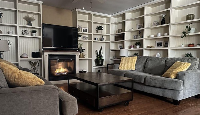 Heart of downtown w/ private backyard. Walk to Elora Mill!