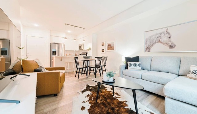 Heart of DT| Western Condo |Walk to Stampede