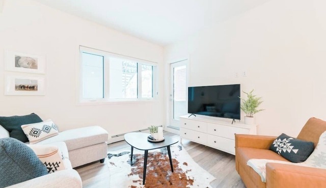 Heart of DT| Western Themed Lux Condo | UG Parking