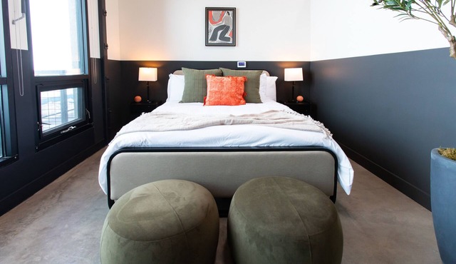 Heart of DTSA 2 bed apartment with AC and 65inch Roku tv