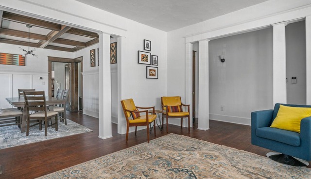 *Heart of Elmwood Village cozy apartment*