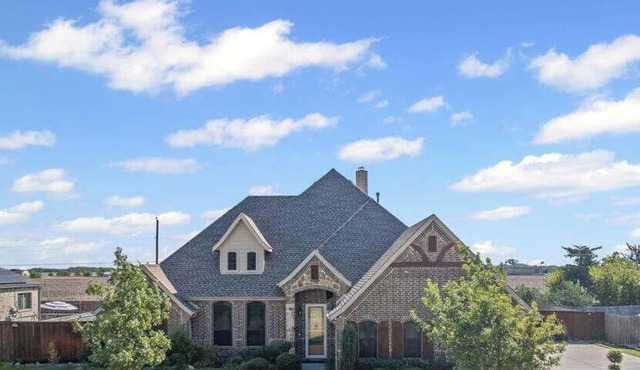 Heart of Ferris: 3-BD/2-BA with Pool, Patio & BBQ