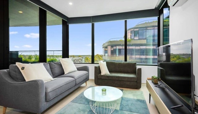 Heart of Glen Waverley - Pool + Gym + Parking