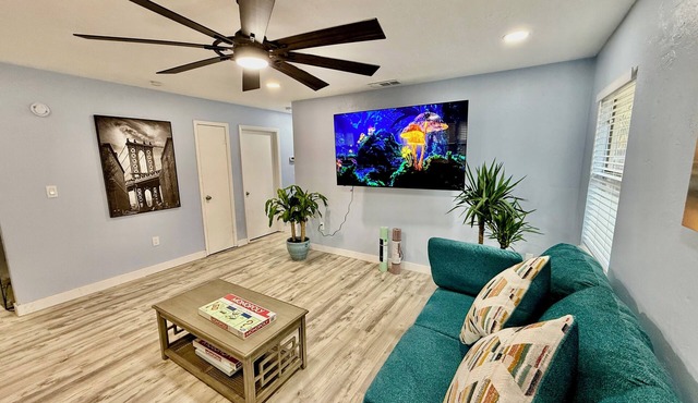 Heart of GNV with King beds, High speed Internet and 75 inches small TV