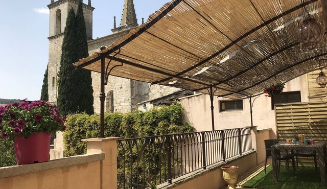 Heart of Goudargues duplex apartment terrace plancha air conditioning dog on request