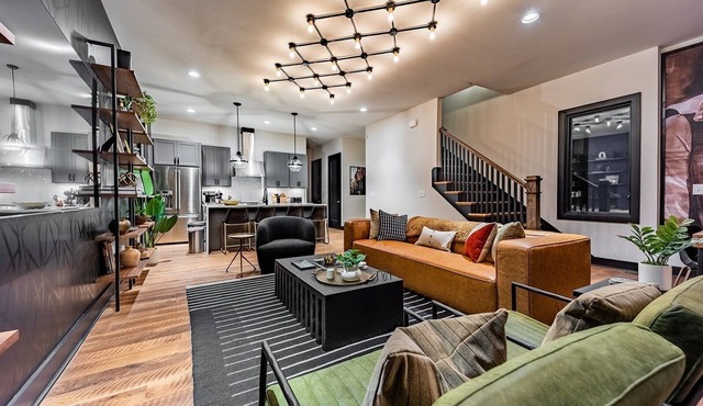 Heart of Gulch - 4 Min to Broadway - Designer Home