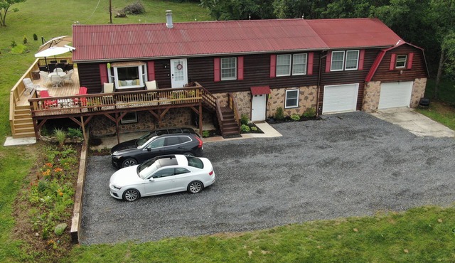 Heart of Hampshire Lodge, Fiber Internet, 3 Bedrooms, King, Queen, Double.