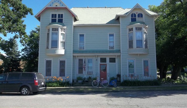 Heart of Hillsdale 1 Bdrm, Work,Cook, Relax Wifi Downtown Apartment Queen Bed