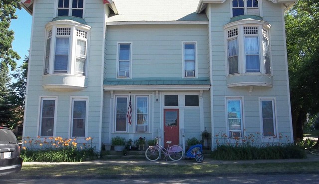 Heart of Hillsdale Downtown Office/Kitchen/Two Beds/Close to Everything