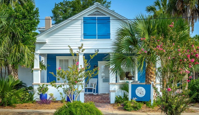 Heart of Historic Apalachicola, Nostalgic Florida “Blue Moon Cottage ”