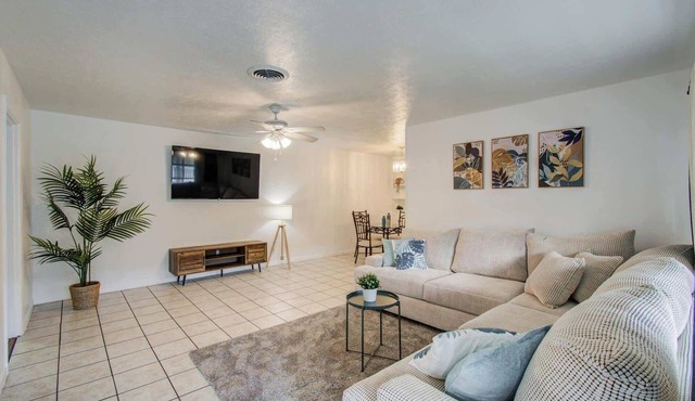Heart of Houston - 3-BD Apartment (30+ Nights)