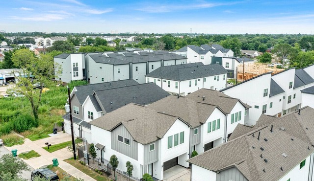 Heart of Houston Retreat Family Townhome by Museums & Parks