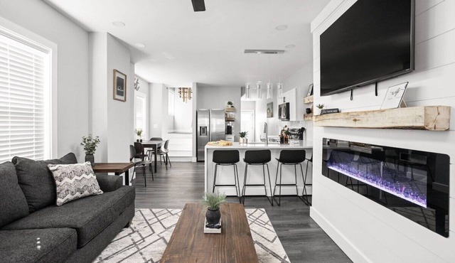 Heart of Indy | Sleeps 6 | Modern Home