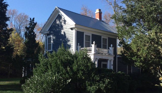 Heart of Irvington w/Fireplace Walk to Tides Inn & restaurants - Dog friendly!