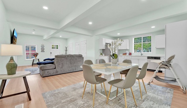 Heart of LG Village, Steps to LAKE, BEACH, SHEPHERDS PARK. Near Ski Slopes.