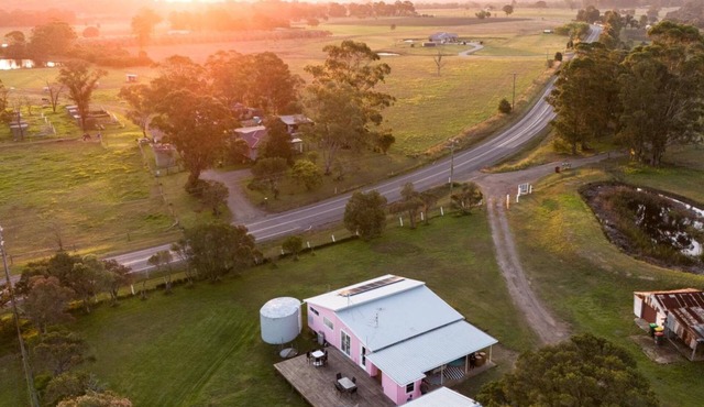 Heart of Lovedale - Experience our charming pink home in Hunter Valley.