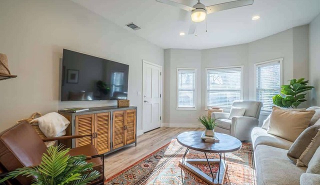 Heart of Midtown: Your Cozy Urban Retreat