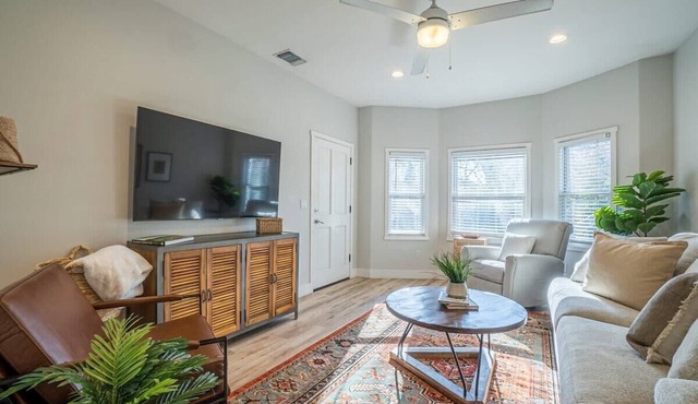 Heart of Midtown: Your Cozy Urban Retreat