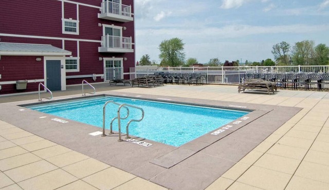 Heart of New Buffalo | Steps to Beach & Amtrak | Dual Pools & Gym