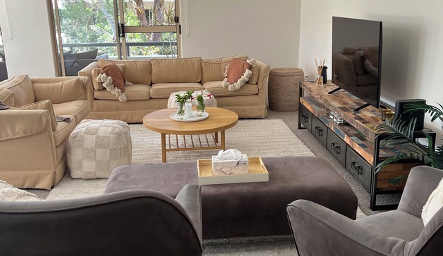 Heart of Newport, Minutes to the Beach, Spacious 3 Bedroom Apartment