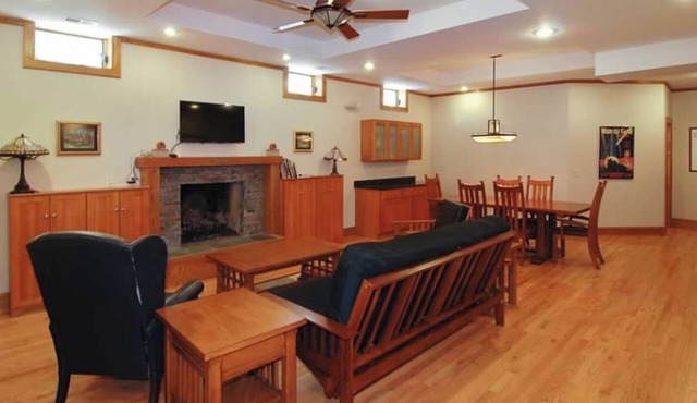 Heart of Oak Park, train ride to downtown Chicago. WIFI & Cable Included!