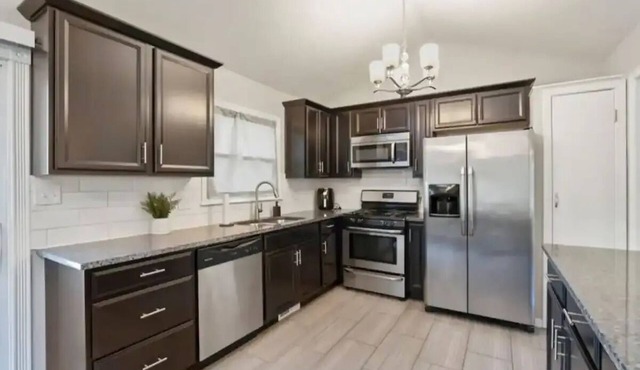 Heart of Overland Park - 3BD - Backyard - BBQ with Netflix