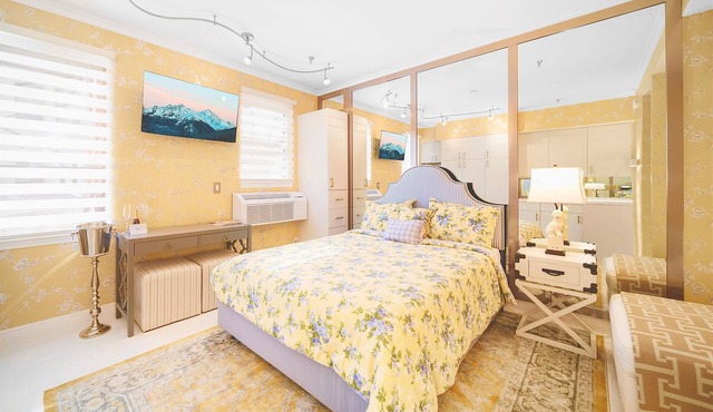 Heart of Palm Beach - free parking included, security safe, next to Breakers