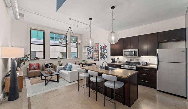 Heart of PGH - 2BR Urban Oasis- Free Parking+GYM