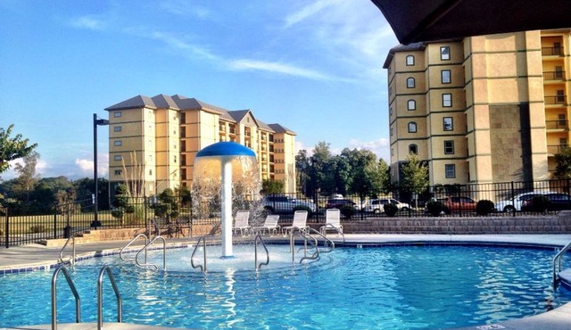 Heart of Pigeon Forge: Ground Level Cozy Condo with Pools & Whirlpool Tub
