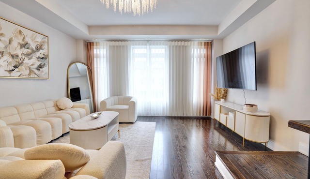 Heart of Port Credit | Lakefront,Dining & Shopping