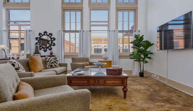 Heart of Route 66. Stunning Apartment on Old City Hall's 2nd Floor