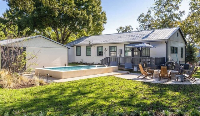Heart of RT | Pool + Firepit + Walk to Shops