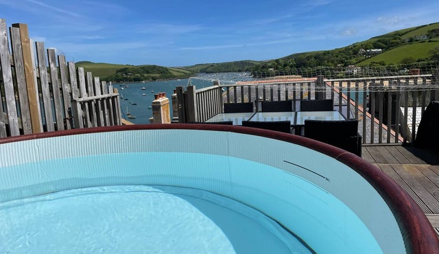 Heart of Salcombe | Views | Sauna | Hot Tub