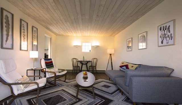 Heart of Santa Fe: Modern Guesthouse & Small Patio 6 Blocks to Plaza