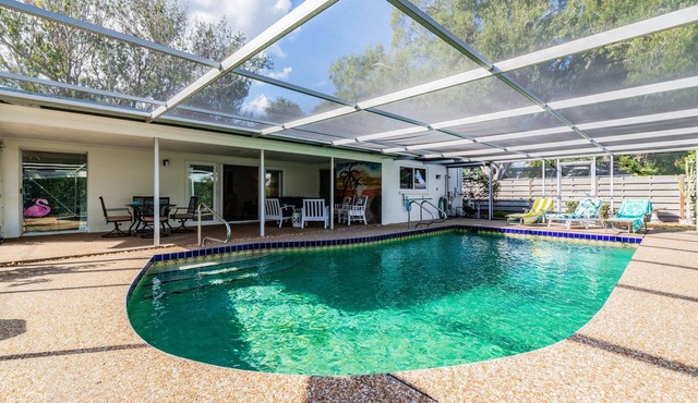 Heart of Sarasota: Remodeled 3 bedroom pool villa 2.8 Miles from Siesta Key