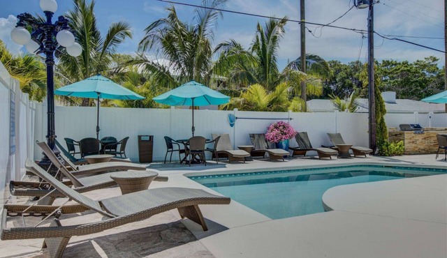 Heart of Siesta Key Village, Walk to Beach, Heated Pool, Comes with Beach Gear!