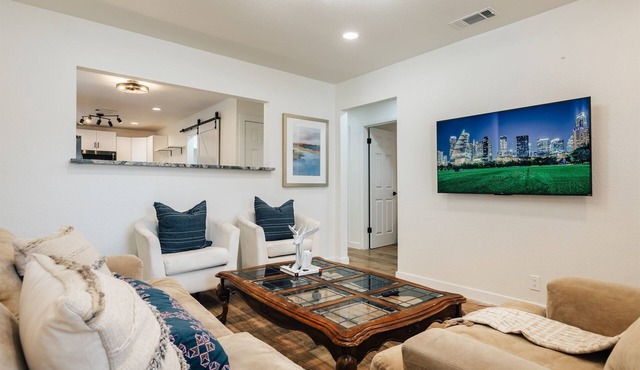 Heart of SoCo | Stylish 4BR Beauty Near Downtown & Zilker ❤️ w/Free Parking