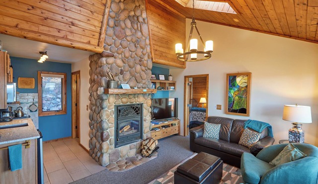 Heart of Superior Lake Cabin: 15 Mi to Lutsen Mtn!
