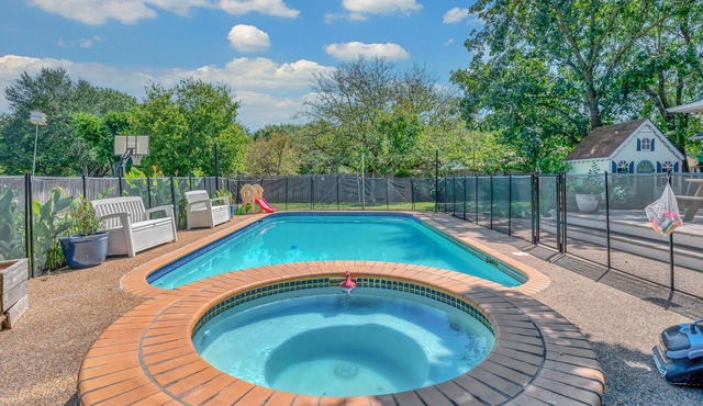 Heart of Texas Hangout/Pool/Game Room/Sport Court