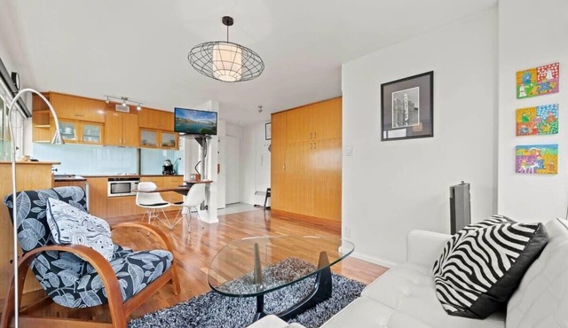 Heart Of The City Minutes from Macleay Street