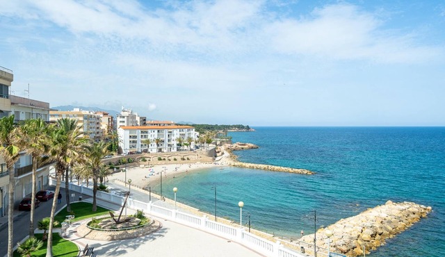 Heart of the village sea views only 100m beach