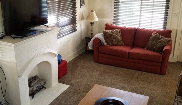 Heart of the Falls! Cozy for 2, Spacious for 8, Close to everything!