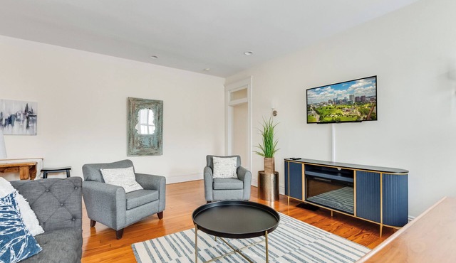 Heart of the Fan: 2BR/2BA Strawberry Street Stay