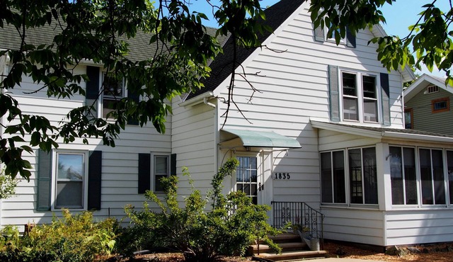 Heart of the Isthmus: walk to coffee shops, restaurants, bars, groceries, yoga