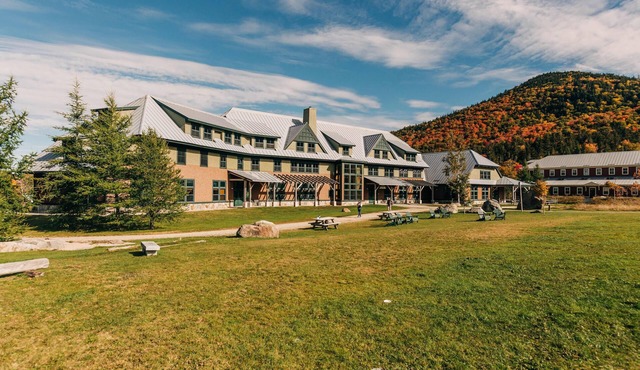 Heart of the Presidential Range! Hiker Breakfast, Shared Bath, Trail Access
