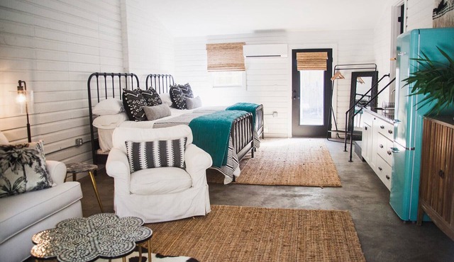 Heart of the SSI studio cottage, fresh design, WALK to shops/dinner/lighthouse